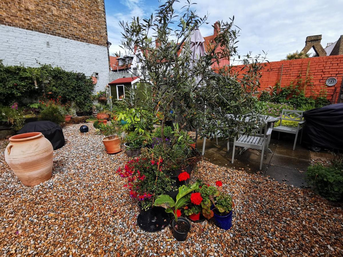 Rosslyn Court Bed & Breakfast Margate Exterior photo